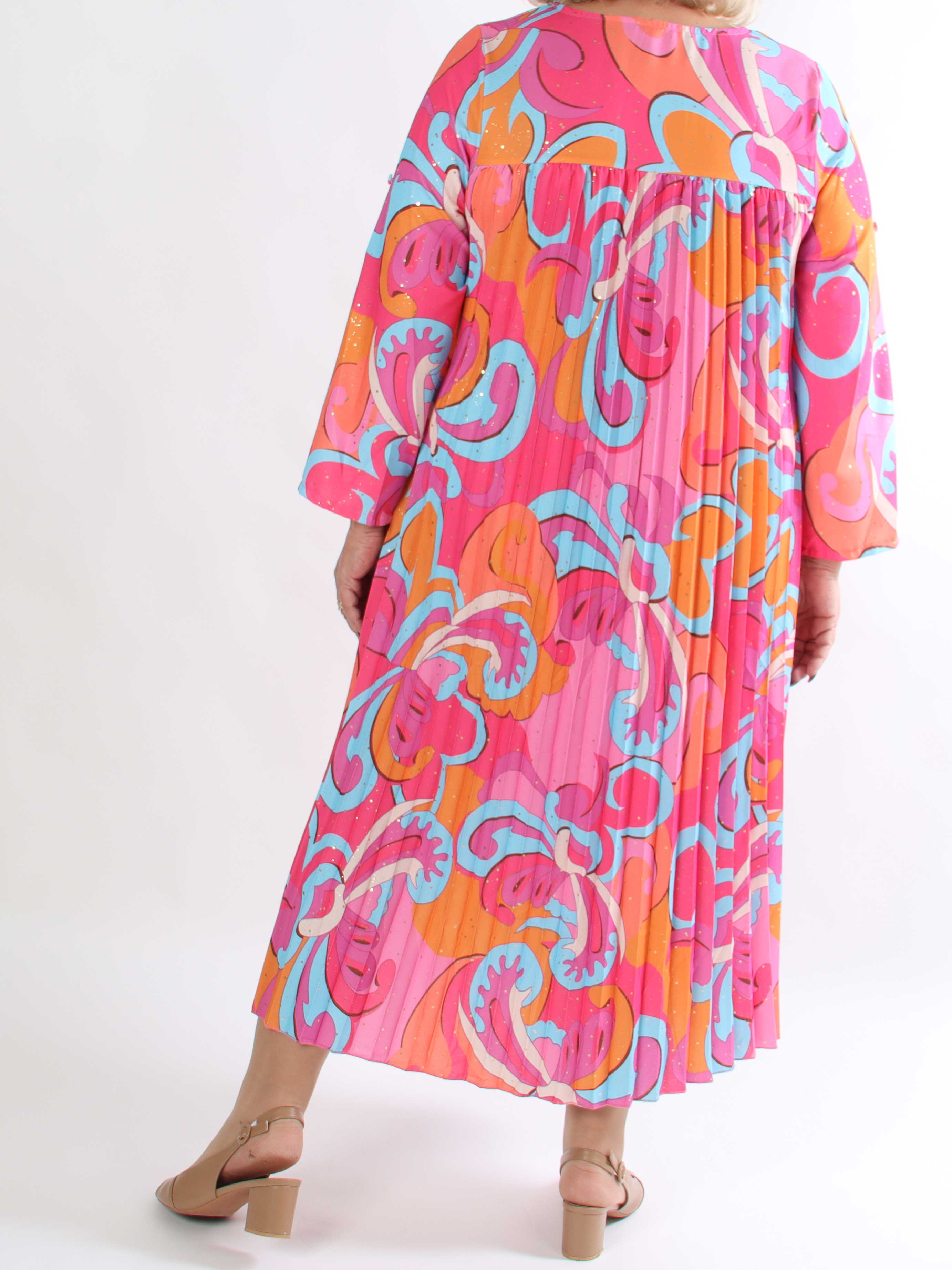 Nannie Retro - Lang plisseret plus size kjole i flerfarvet mønster